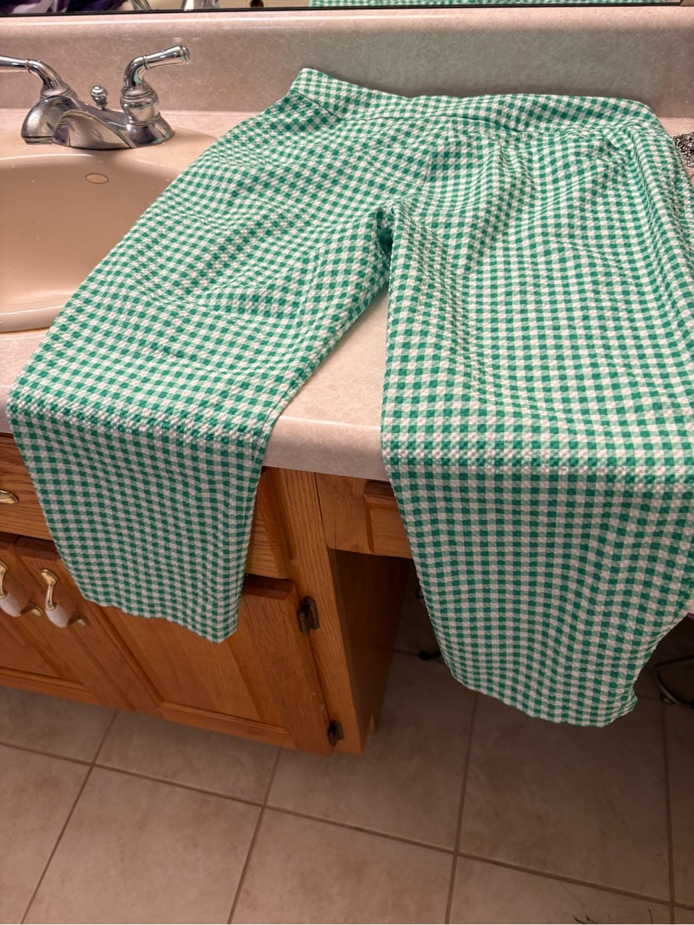 Women’s Green and white gingham capris